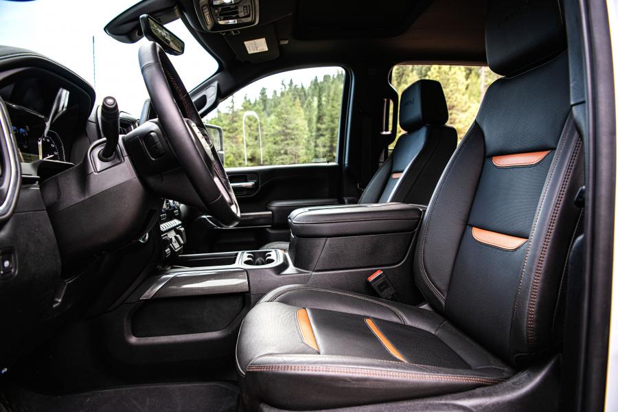 Интерьер GMC Sierra 2500 HD AT4 Crew Cab 2019 года  (фото 15 из 40)